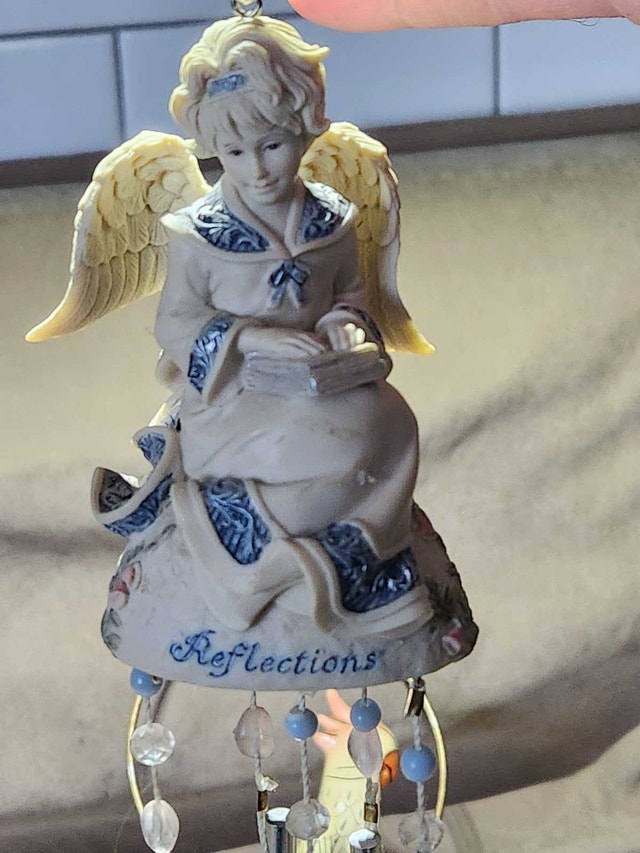 Charming Vintage Decor Set: Hanging Cockatoo & Angel Wind Chime - photo 4