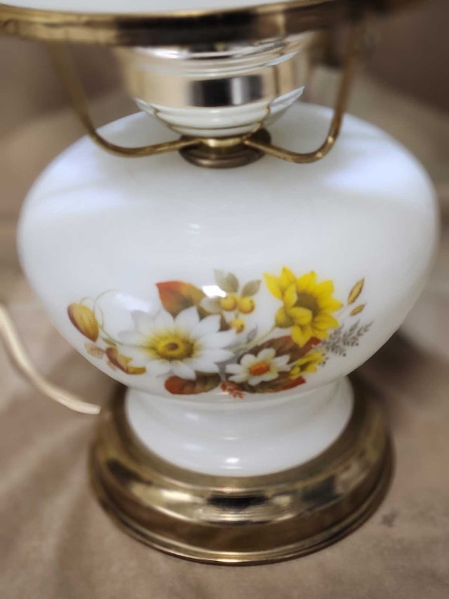 Vintage Milk Glass Hurricane Parlor Lamp – Mid-Century - photo 3