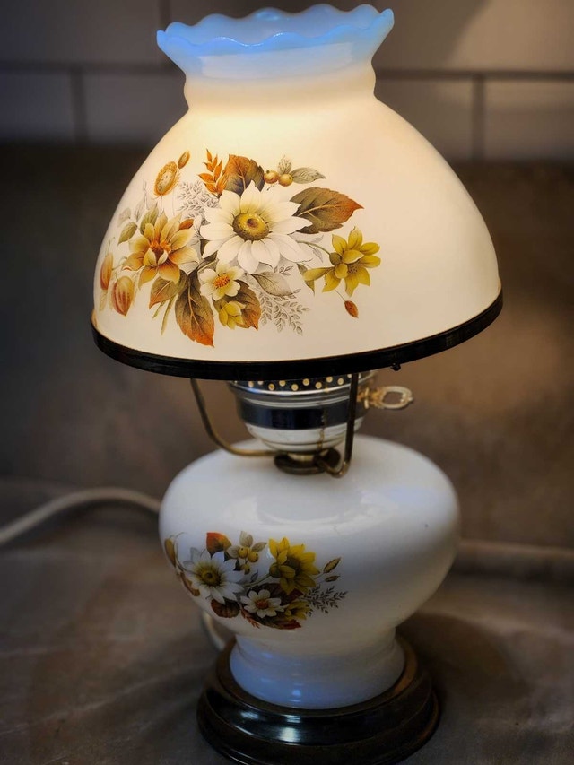 Vintage Milk Glass Hurricane Parlor Lamp – Mid-Century - photo 4