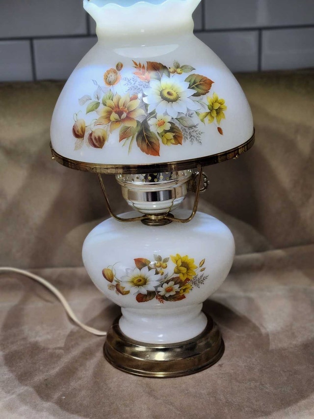 Vintage Milk Glass Hurricane Parlor Lamp – Mid-Century - photo 5