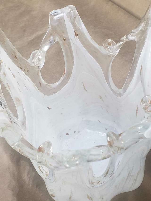 White and Gold Glass Crown Vase - Great Condition - photo 2