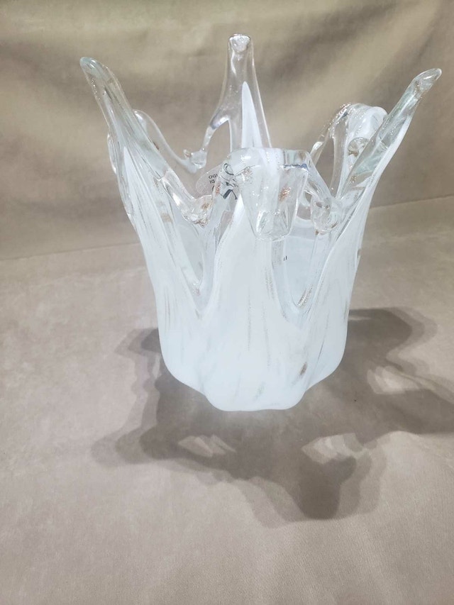White and Gold Glass Crown Vase - Great Condition - photo 4