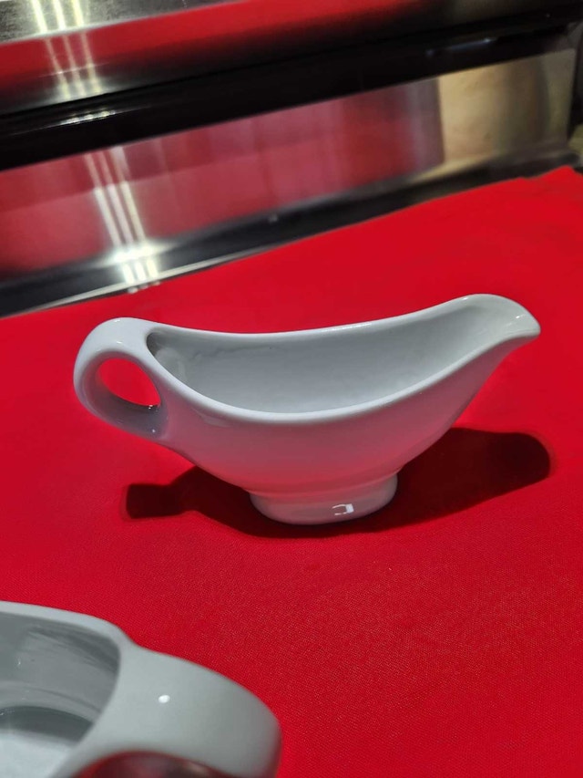 Pair of Modern White Ceramic Gravy / Sauce Boats - Set of 2 - photo 2