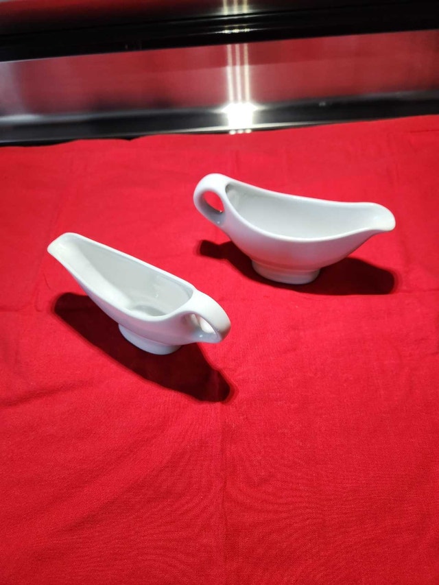 Pair of Modern White Ceramic Gravy / Sauce Boats - Set of 2 - photo 3
