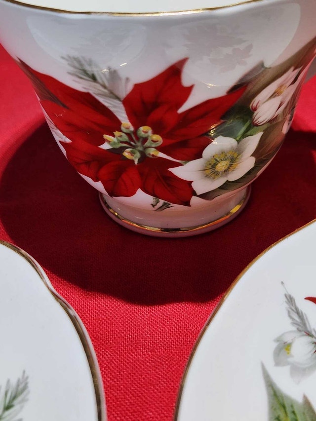 Vintage Crown Trent England Fine Bone China Poinsettia - photo 3