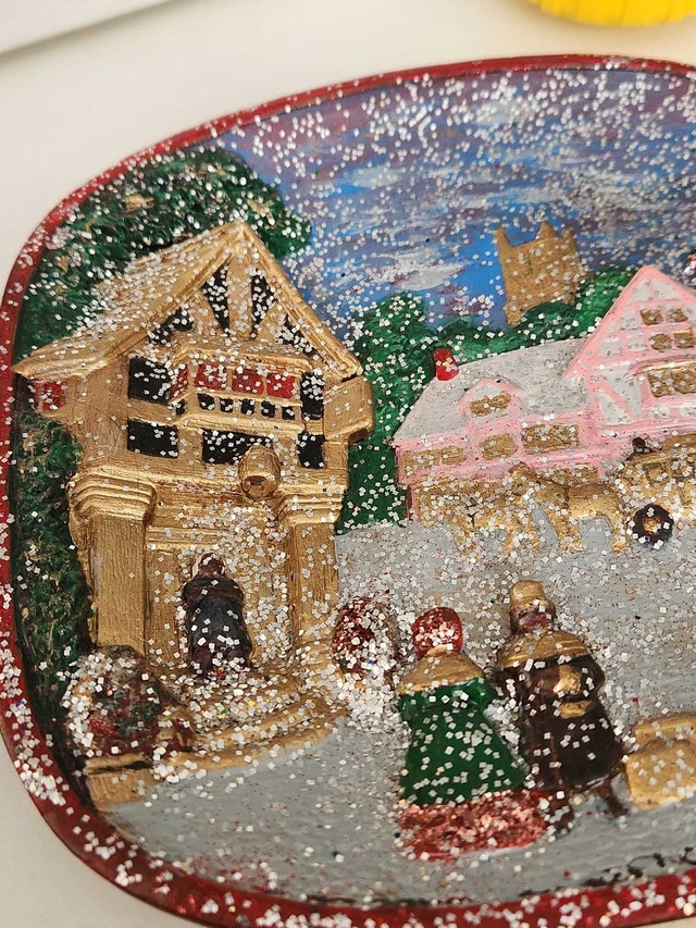 8" 3D Ceramic Winter Village Wall Plaque, Decorative Plate - photo 3