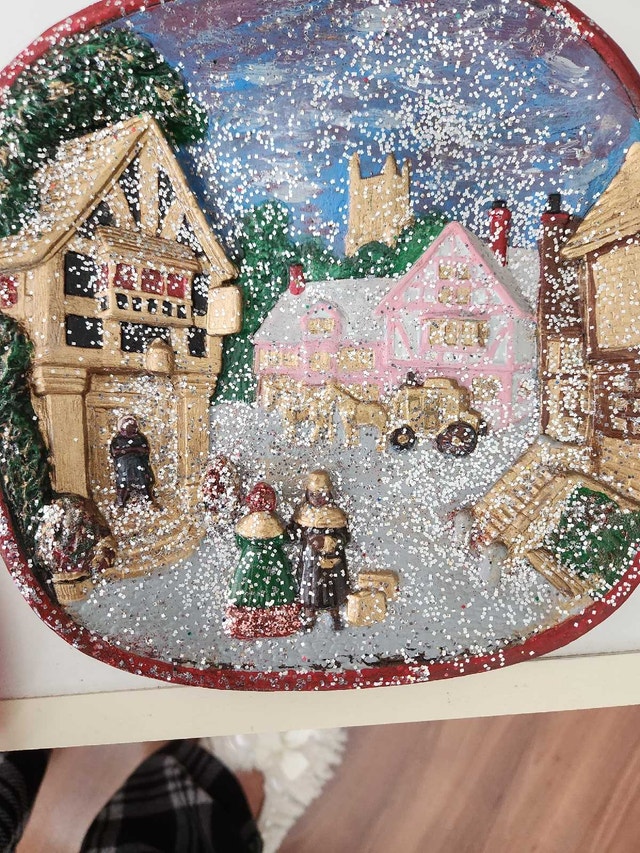 8" 3D Ceramic Winter Village Wall Plaque, Decorative Plate - photo 5