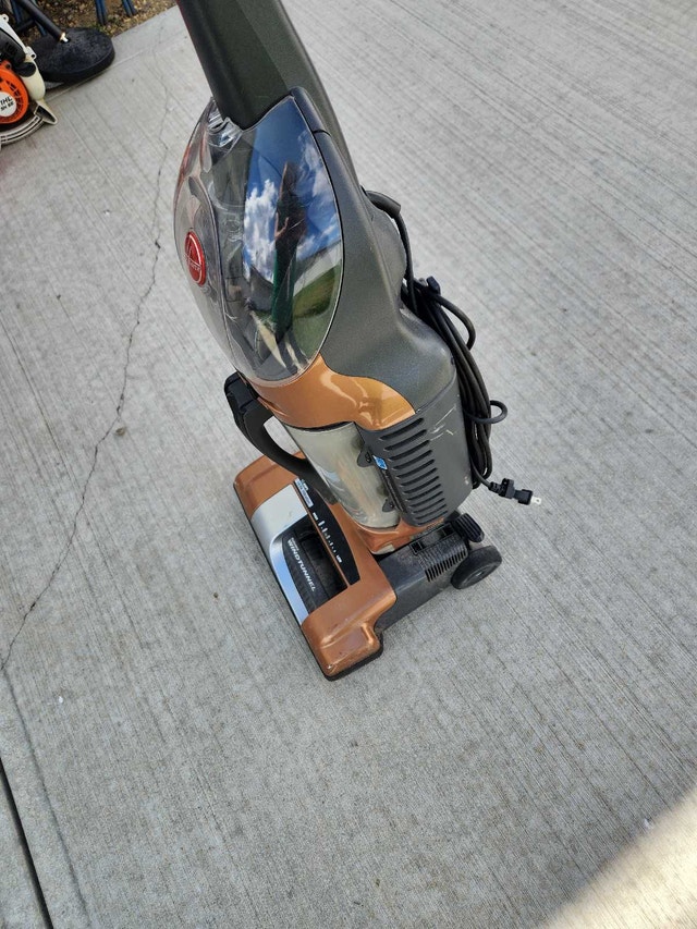 Hoover WindTunnel T-Series Bagless Upright Vacuum! - photo 3