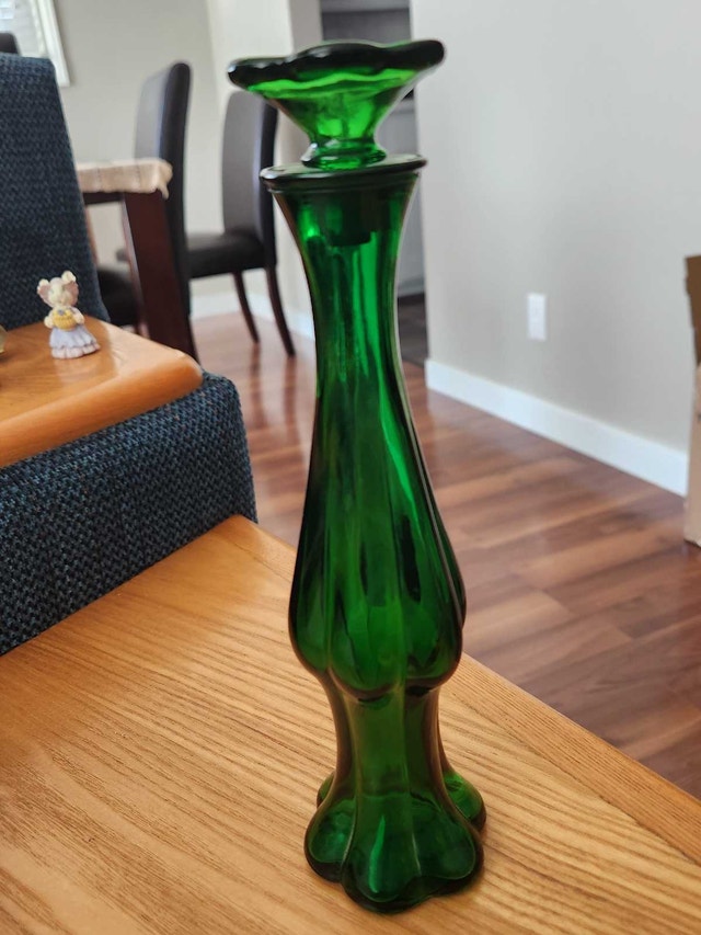 STUNNING AVON MCM Emerald Green Glass Bud Vase
