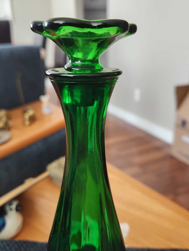 STUNNING AVON MCM Emerald Green Glass Bud Vase - photo 2