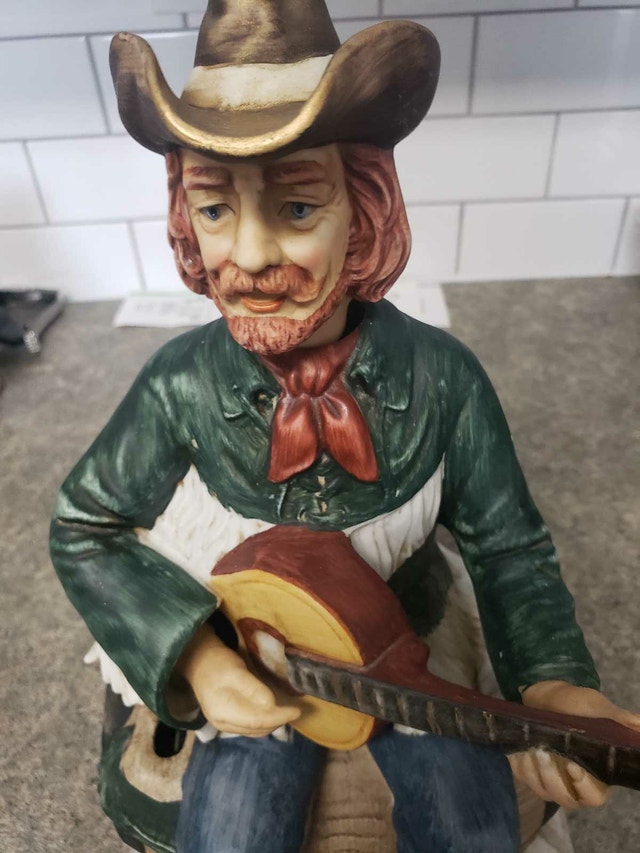 Melody in Motion - Guitarist on Barrel Musical Figurine - photo 2