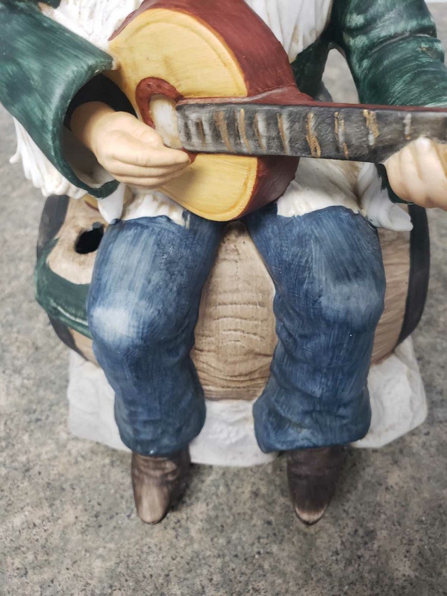 Melody in Motion - Guitarist on Barrel Musical Figurine - photo 3