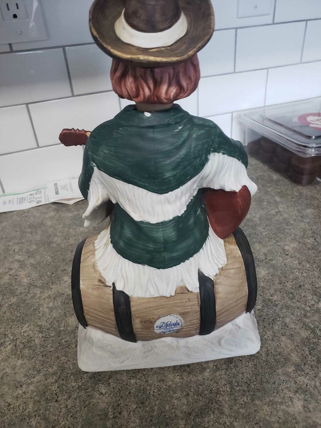 Melody in Motion - Guitarist on Barrel Musical Figurine - photo 4