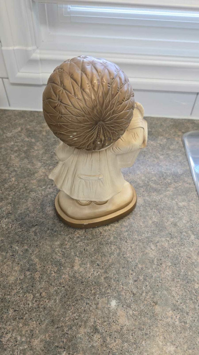 Vintage 1970s Large 12.5" Chalkware Caroler Figurine MCM Kitsch - photo 2