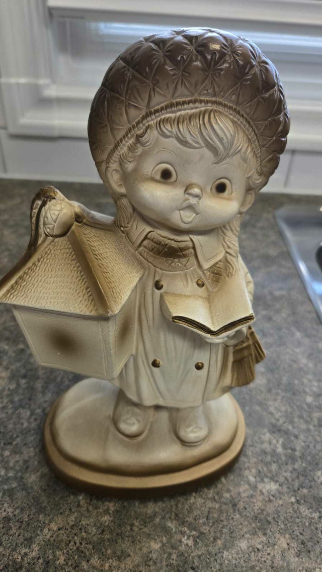 Vintage 1970s Large 12.5" Chalkware Caroler Figurine MCM Kitsch - photo 5
