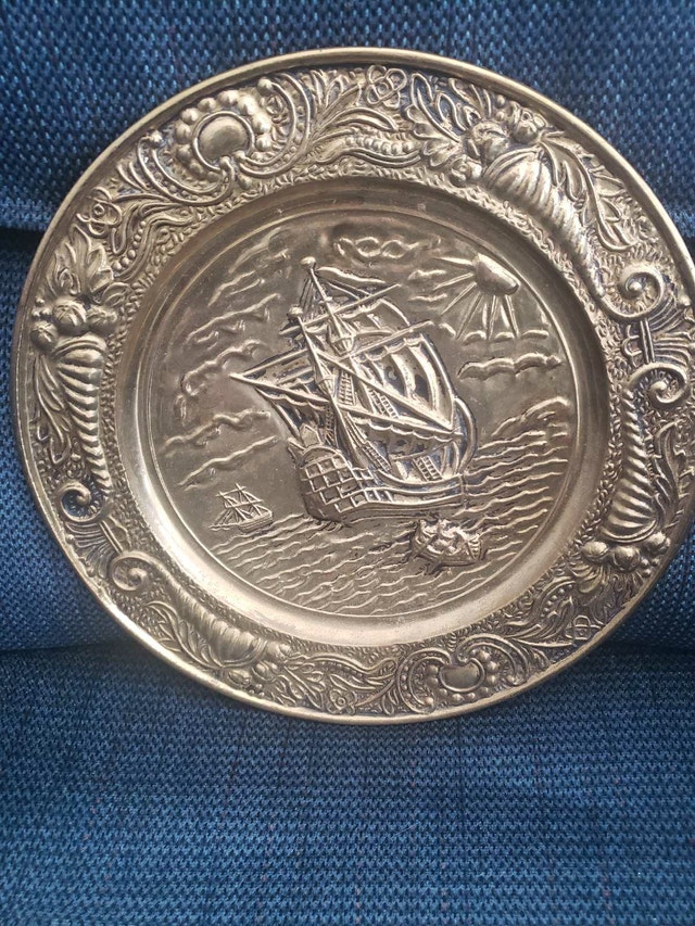Vintage Mid-Century Embossed Brass Wall Plates - photo 2
