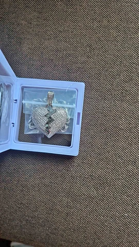 Silver bling broken heart pendant with vvs1 cut stones