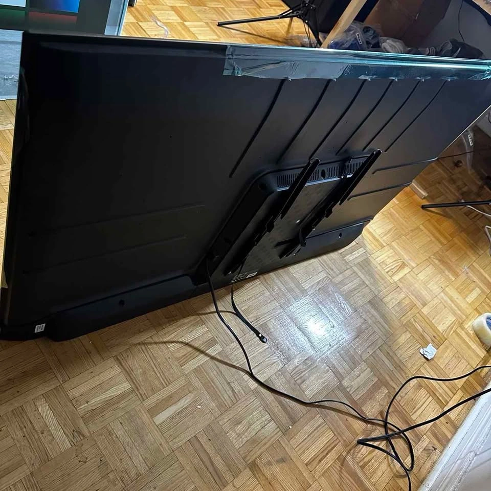 Hisense 55" R6 Series 4K UHD Roku TV - photo 3
