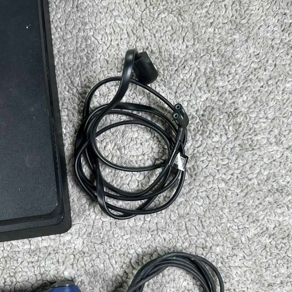 Sony PS4 slim 1tb console with 2 controllers and cables - photo 3