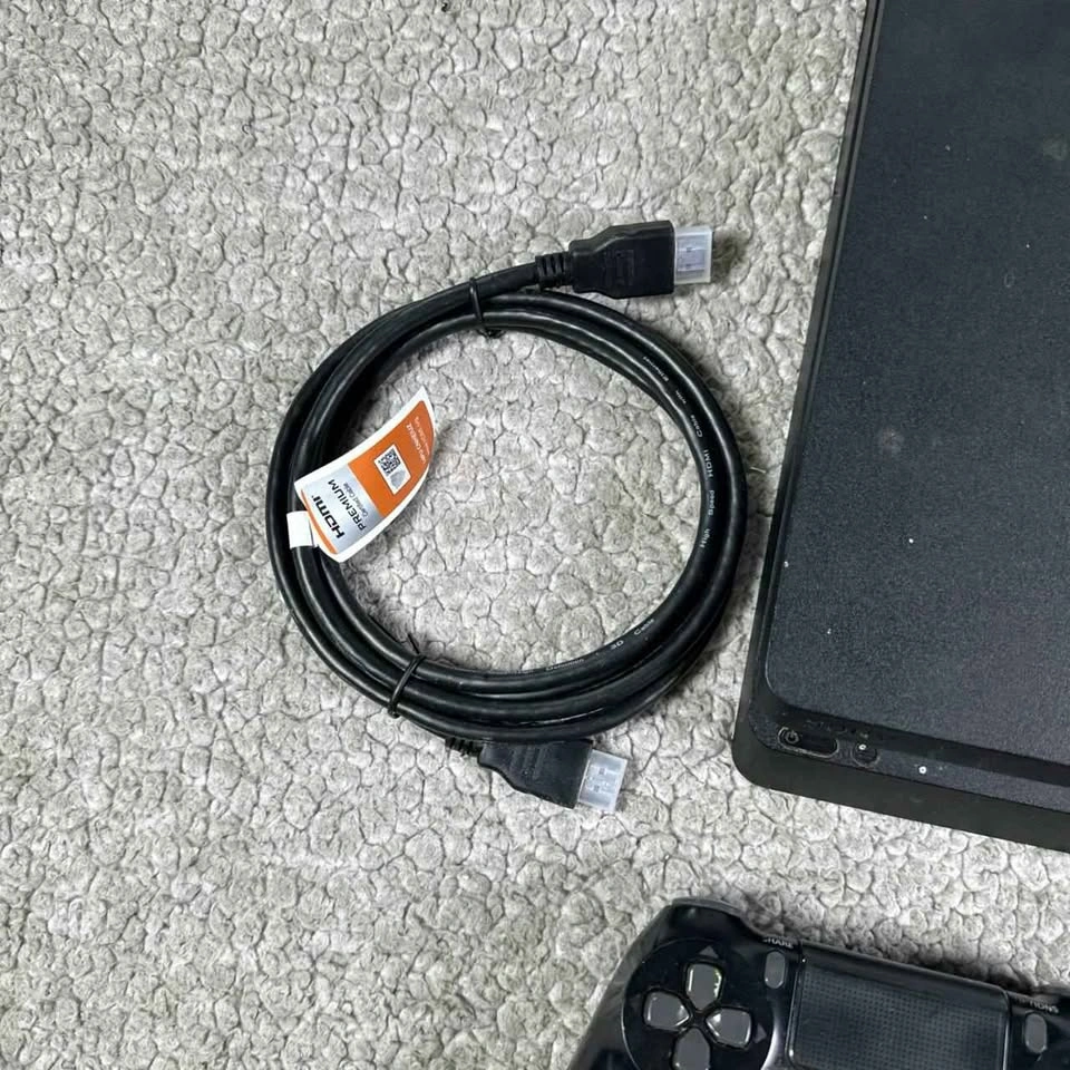 Sony PS4 slim 1tb console with 2 controllers and cables - photo 5