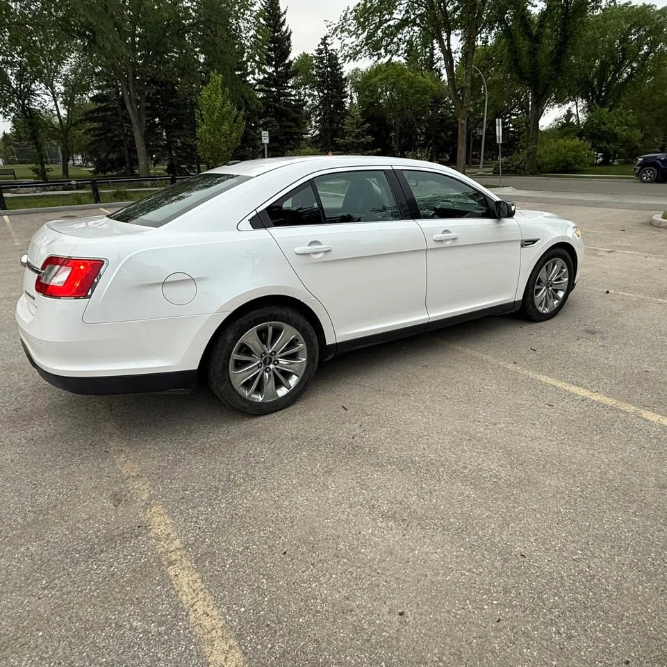 2011 Ford Taurus - photo 2