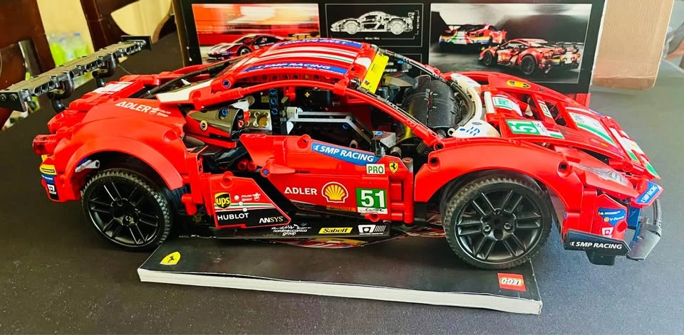 LEGO Technic Ferrari 488 GTE AF Corse 51 (Set 42125) - photo 3
