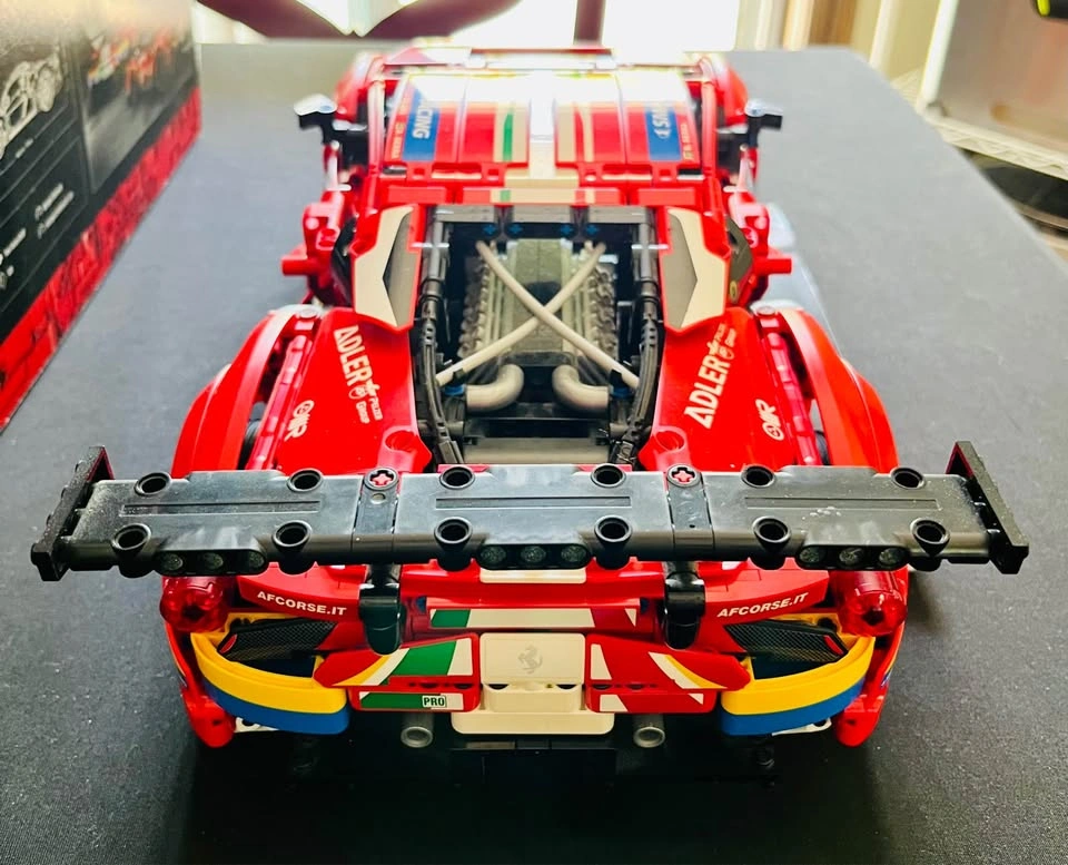 LEGO Technic Ferrari 488 GTE AF Corse 51 (Set 42125) - photo 4