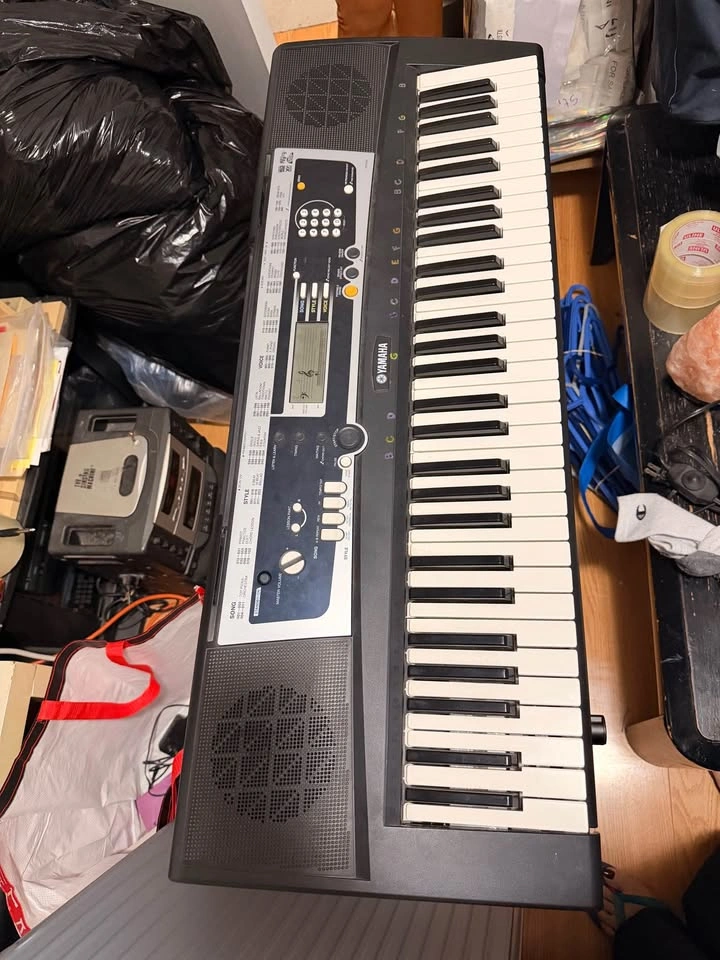 Yamaha Electronic Keyboard with Stand and Piano Books - photo 2