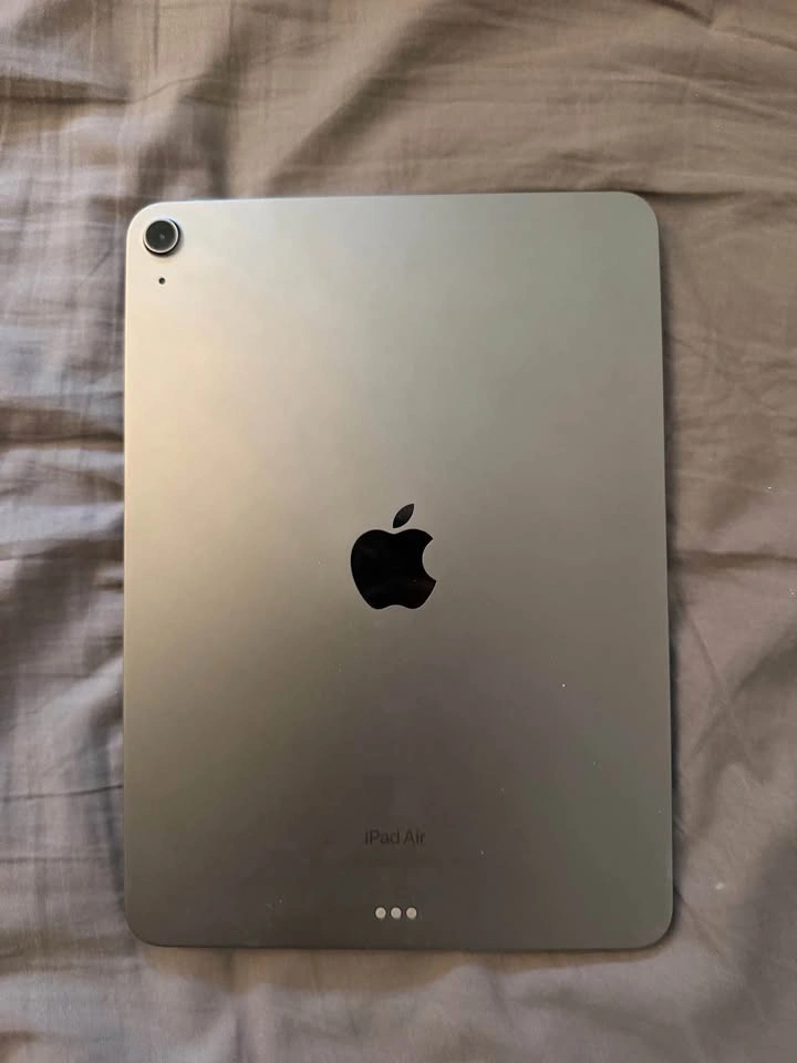 iPad Air 5th Gen - photo 2