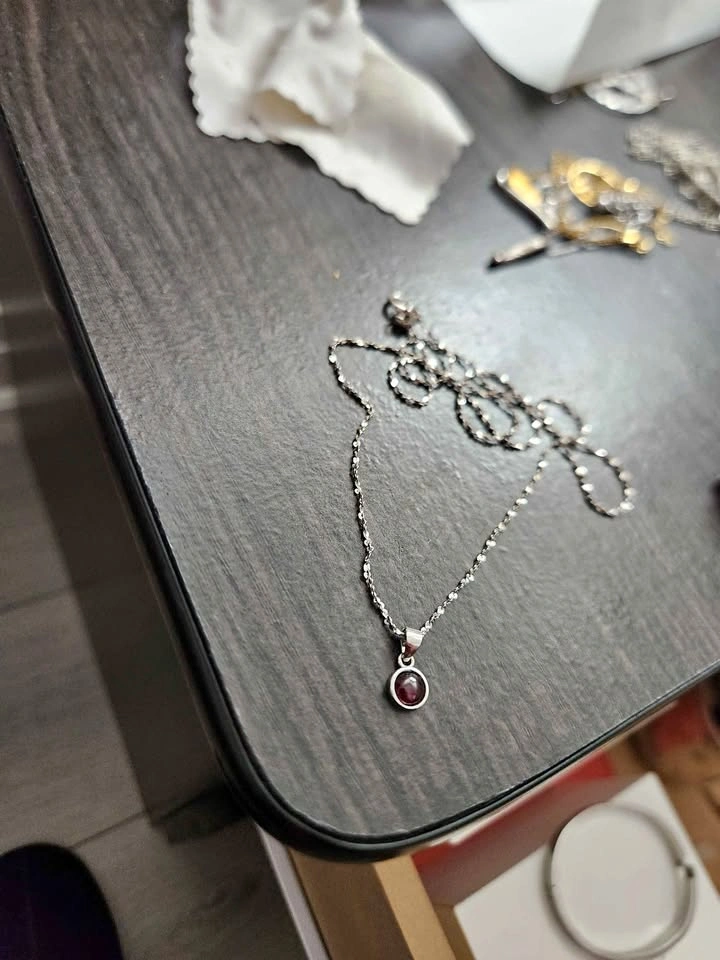 Beautiful Silver Chain with Capocohan Cut Garnett Pendant