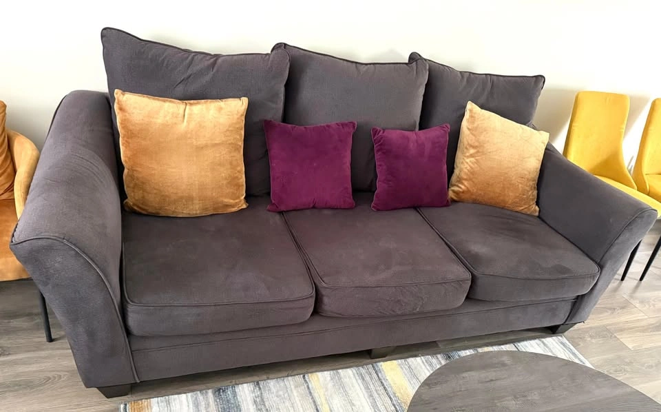 LEON'S Premium 3-Seater Sofa – Excellent Condition - photo 2