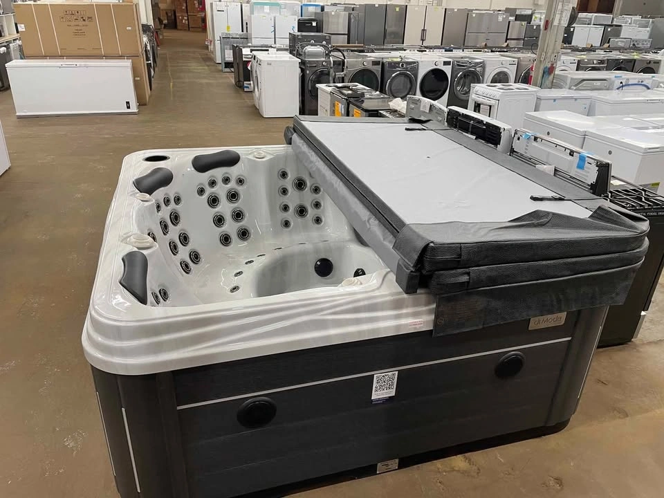 Brand new hot tub - photo 2