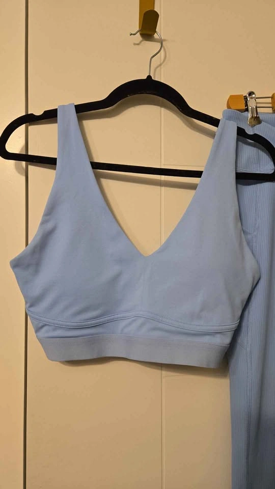 Womens workout set crossover flare leg bottom and sports bra - photo 2