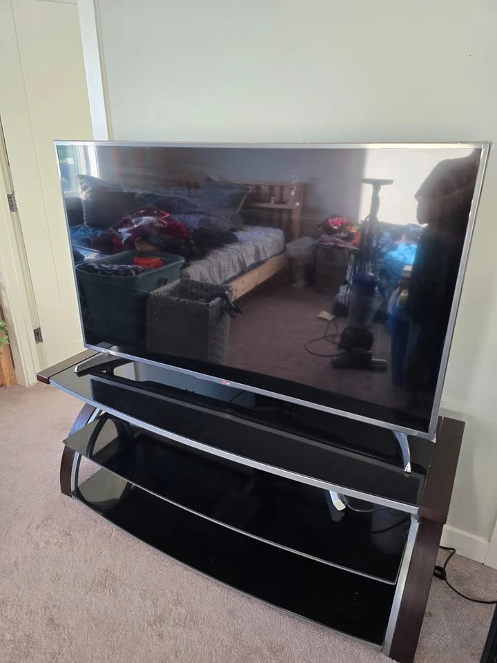 LG 55" Smart TV + Glass TV Stand – Excellent Condition - photo 2