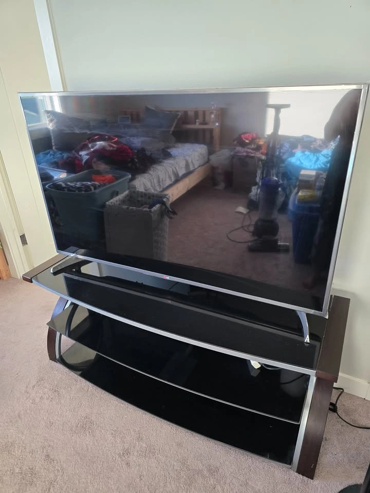 LG 55" Smart TV + Glass TV Stand – Excellent Condition - photo 3