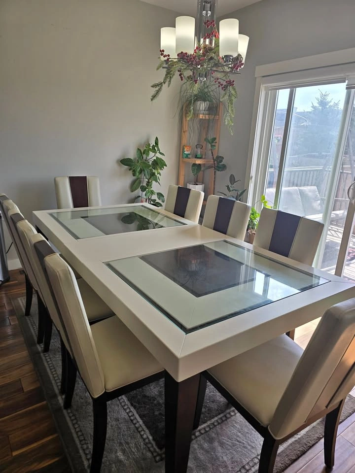 Modern Dining Table & 8 Chairs – Excellent Condition – Seats 8