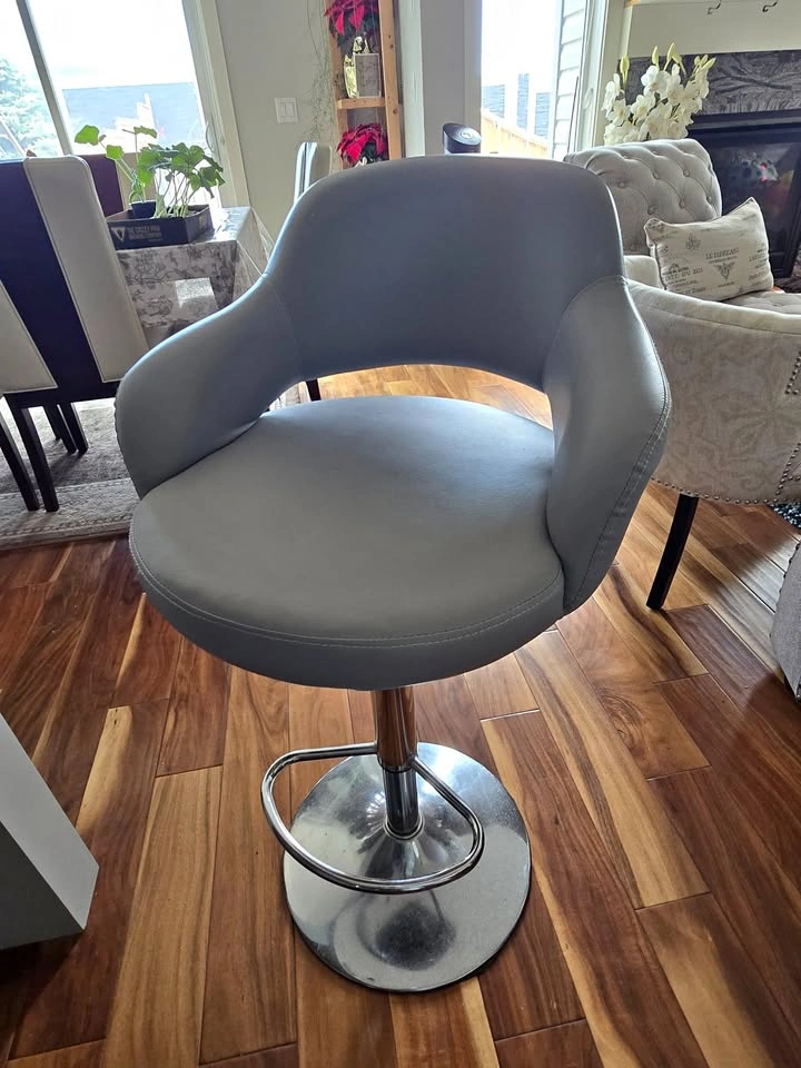 Modern Adjustable Bar Stools – Set of 4 – Excellent Condition