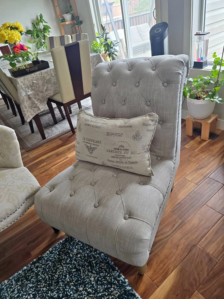 Luxury Tufted Living Room Set – Multiple Pieces