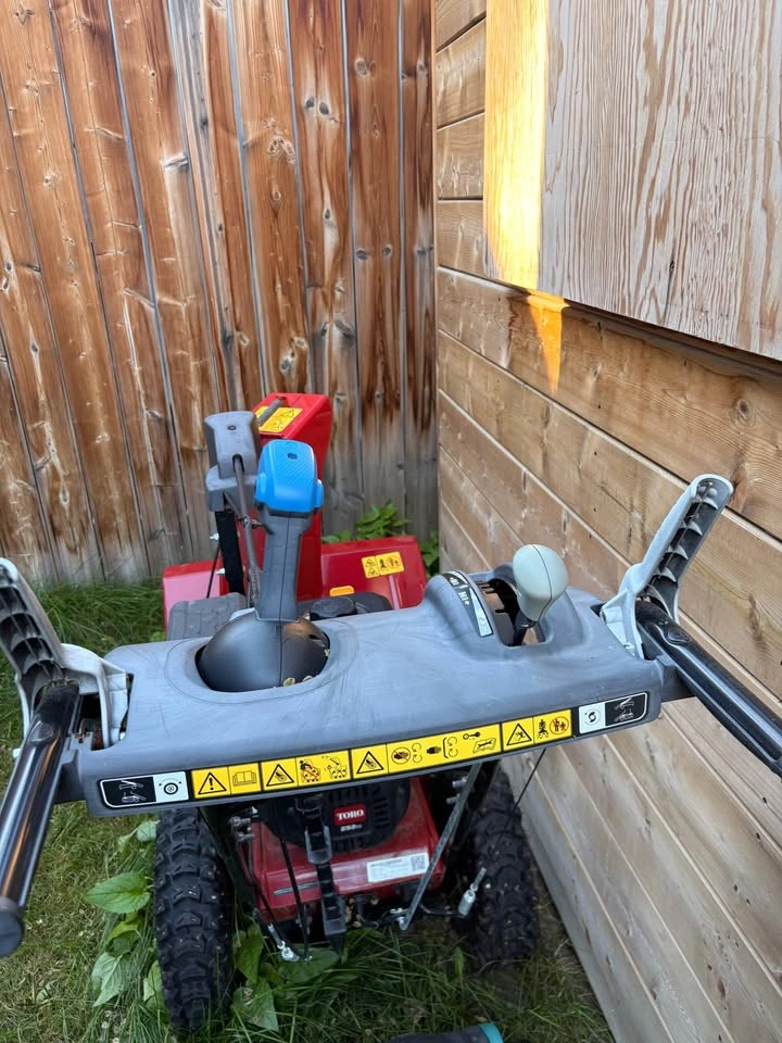 Toro 252cc Snow Blower - photo 2