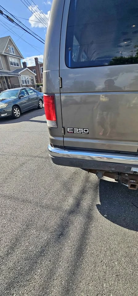 2003 Ford E350 Super Duty Passenger XLT Van 3D