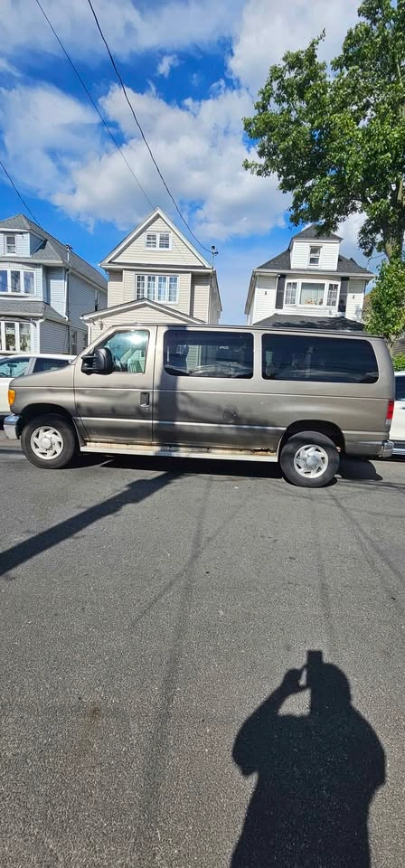 2003 Ford E350 Super Duty Passenger XLT Van 3D - photo 3