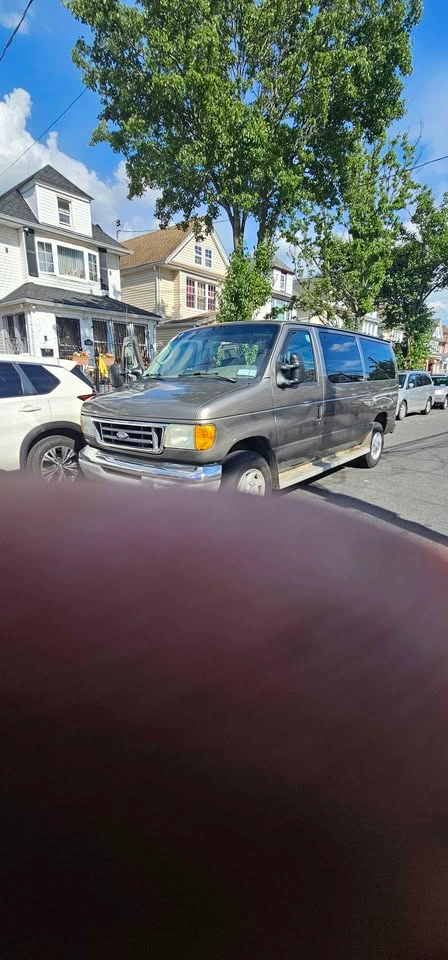 2003 Ford E350 Super Duty Passenger XLT Van 3D - photo 4