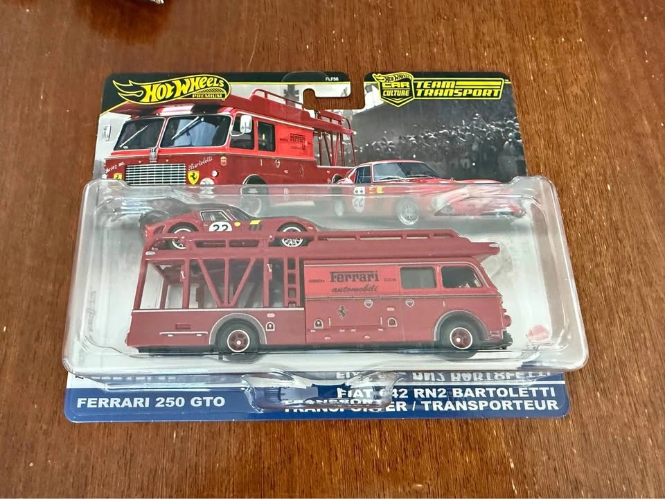 Hot Wheels Premium Team Transport Ferrari 250 GTO & Fiat 642