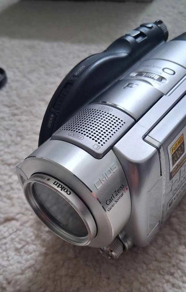 Sony Handycam HDR-UX7 Camcorder - photo 2