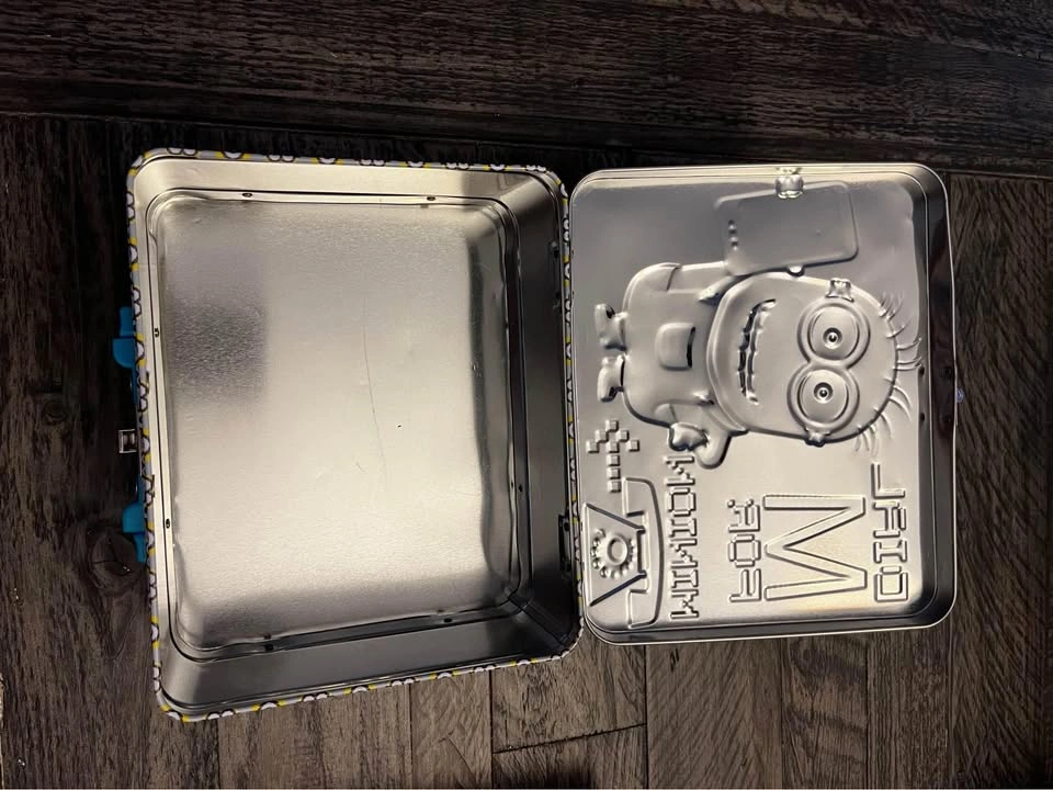 Despicable Me “Dial M for Minion” Collectible Tin Lunch Box - photo 4