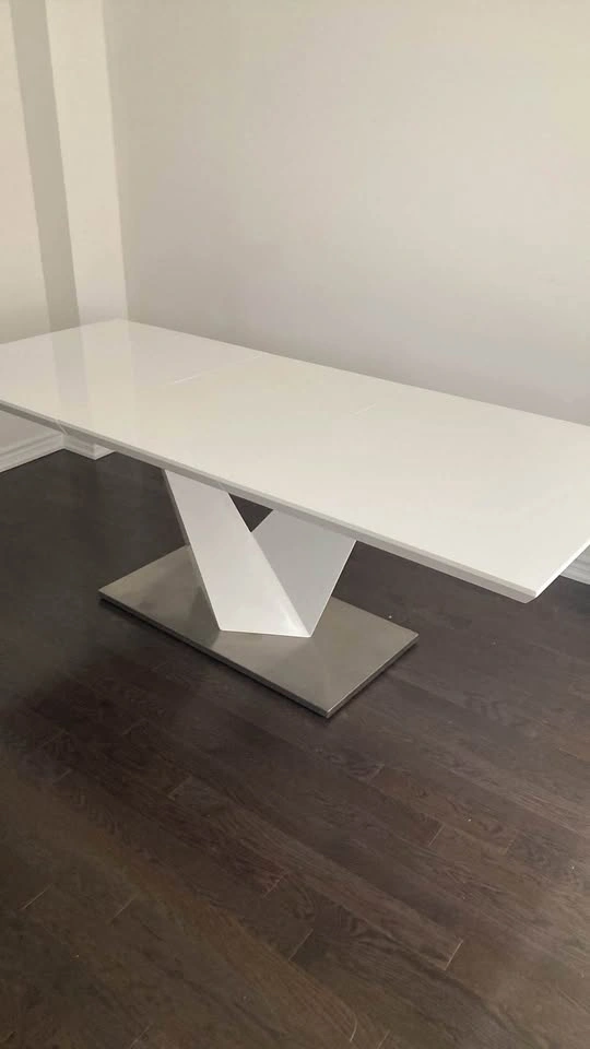 Modern White High-Gloss extendable Dining Table of 4-6