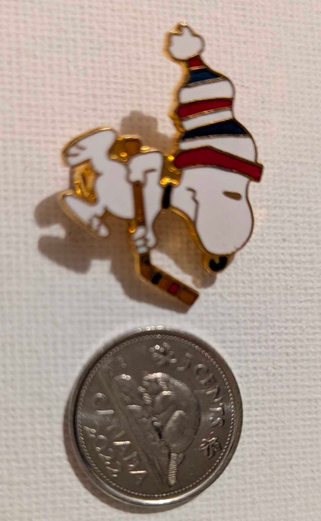 Vintage Aviva Snoopy Playing Hockey Lapel Pin - photo 2