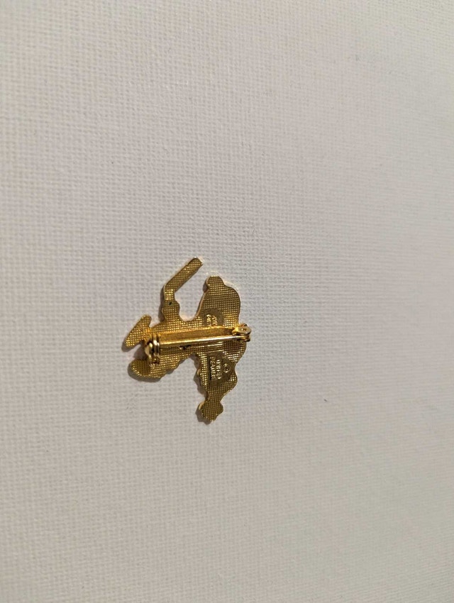 Vintage Aviva Snoopy Playing Hockey Lapel Pin - photo 3