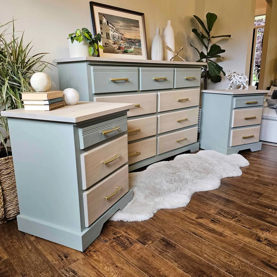 Refinished Solid Wood Dresser and 2 Nightstands Set - photo 2