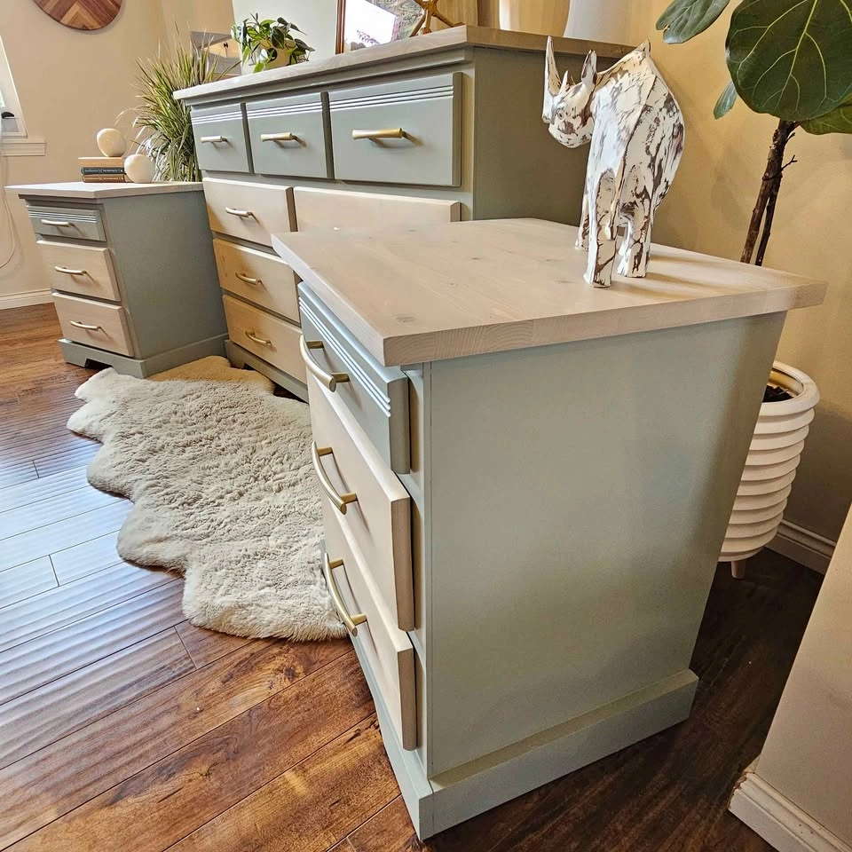 Refinished Solid Wood Dresser and 2 Nightstands Set - photo 3